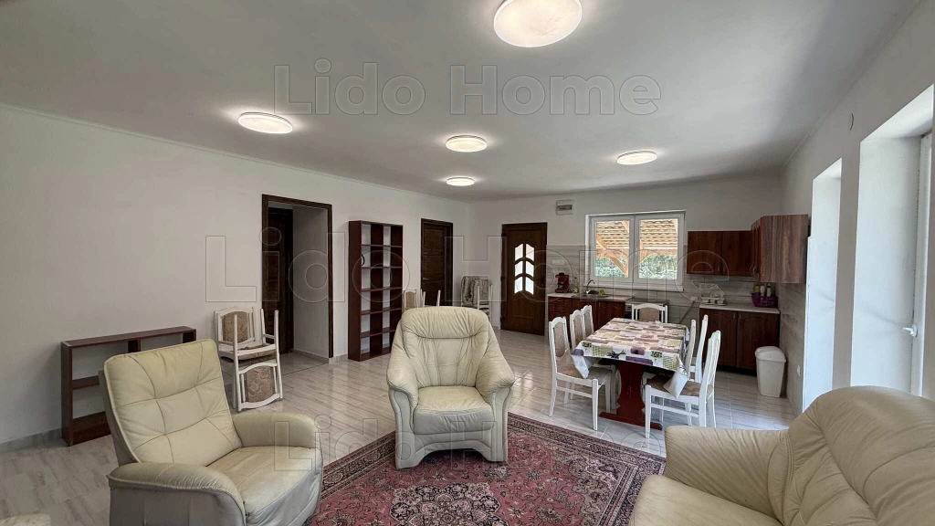 Eladó ÚJÉPÍTÉSŰ, VÍZPARTI NYARALÓ Balatonmáriafürdőn.