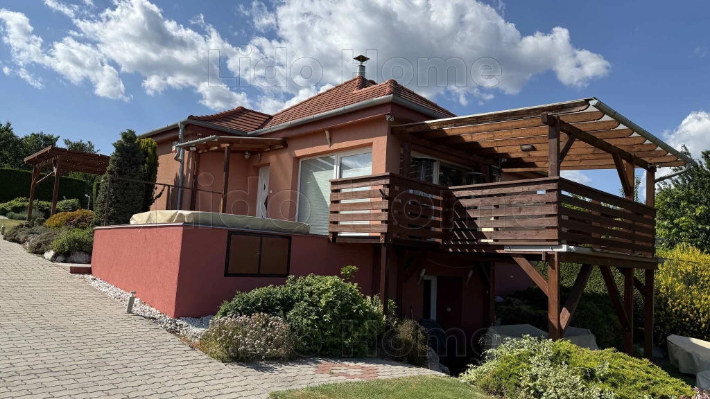 Felújított, gazdagon felszerelt, BALATONI PANORÁMÁS CSALÁDI HÁZ Balatongyörökön.