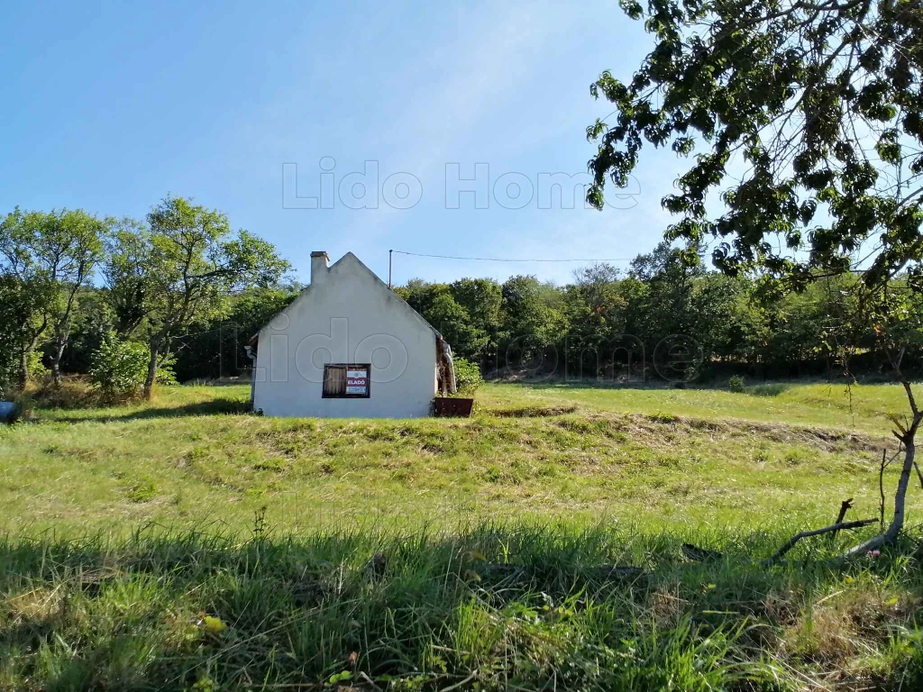 Eladó nyaralónak átalakítható gazdasági épület a hozzátartozó 2855 m2 területtel