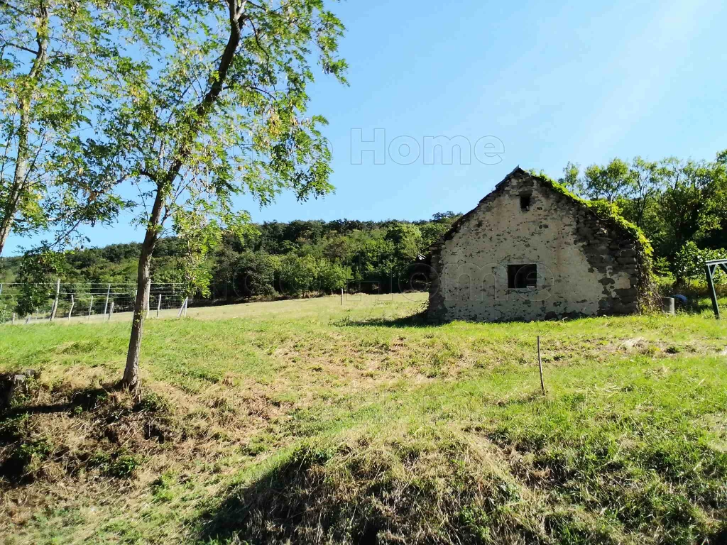 Eladó nyaralónak átalakítható gazdasági épület a hozzátartozó 2268 m2 területtel