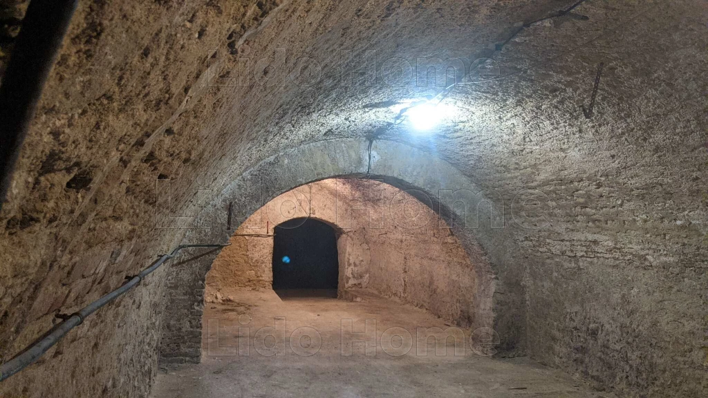 Tapolca központjában átalakítható üzlethelyiség hosszabb távra kiadó