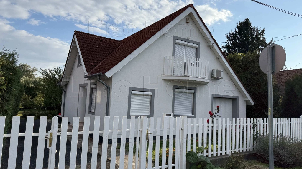 ÚJSZERŰ CSALÁDI HÁZ GYENESDIÁSON – A NYUGALOM ÉS KÉNYELEM TALÁLKOZÁSA A BALATON PARTJÁN!