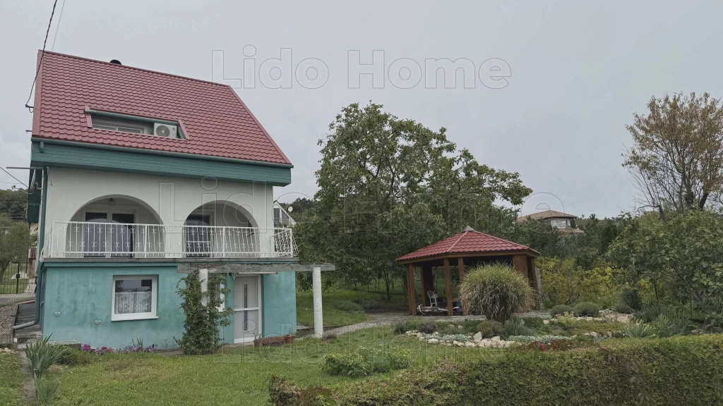 ELADÓ BALATONI PANORÁMÁS CSALÁDI HÁZ BALATONGYÖRÖKÖN – 4 SZINT, 159 NM, TELJES BERENDEZÉSSEL!