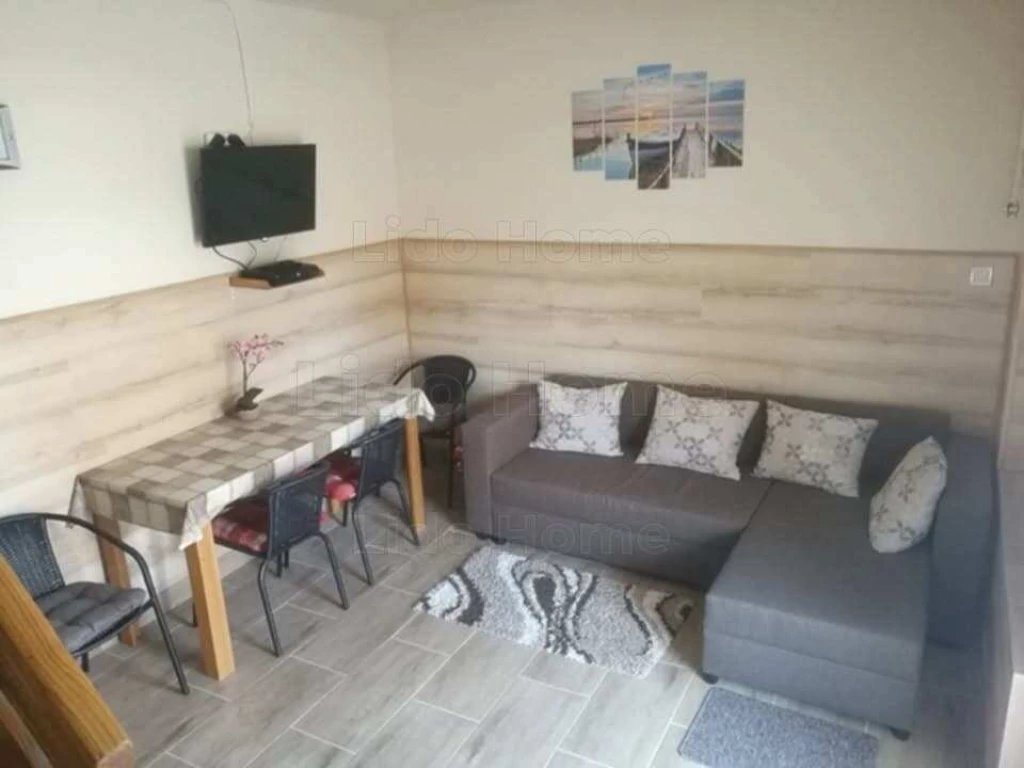 Balatonlelle frekventált részén a strandhoz közel sorházi lakás eladó!