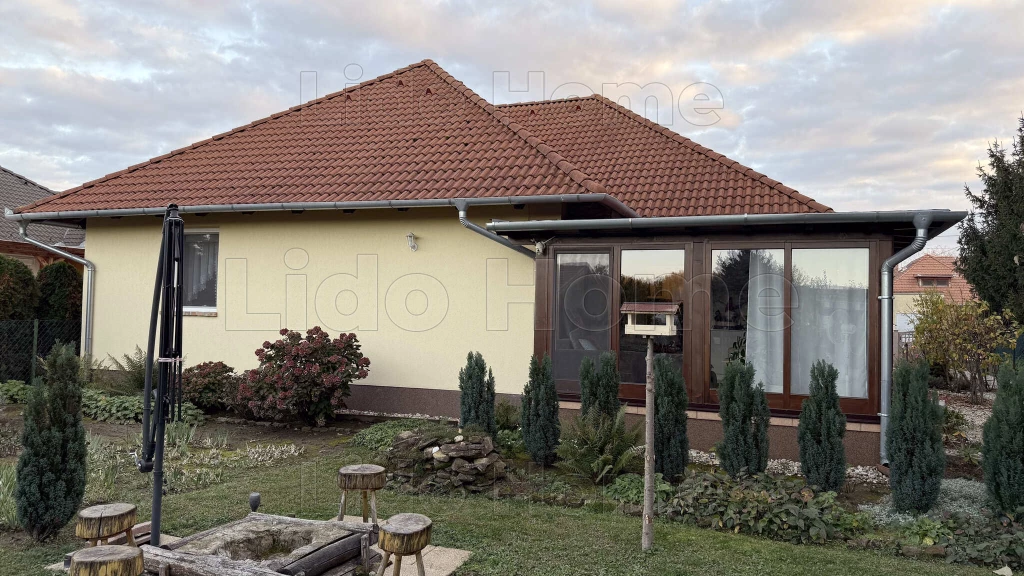 2015-ben épült, modern, gondozott CSALÁDI HÁZ, mindössze 3,5 km-re a Balatontól.