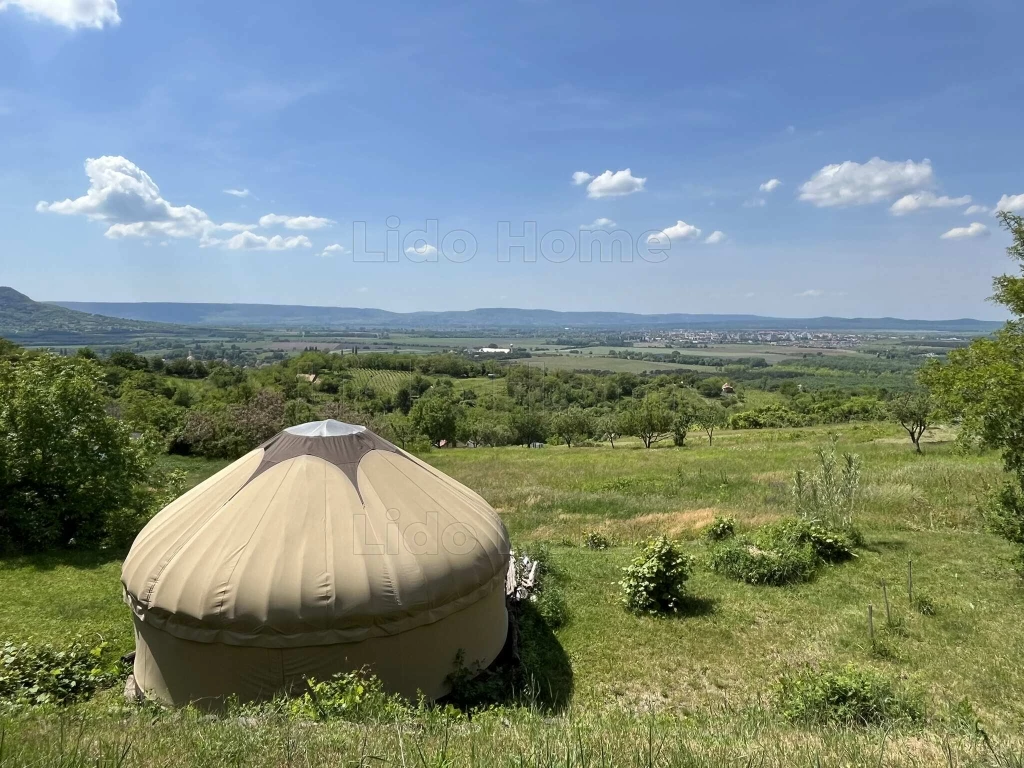 Eladó nyaraló/présház a Csobánc észak-nyugati oldalán!