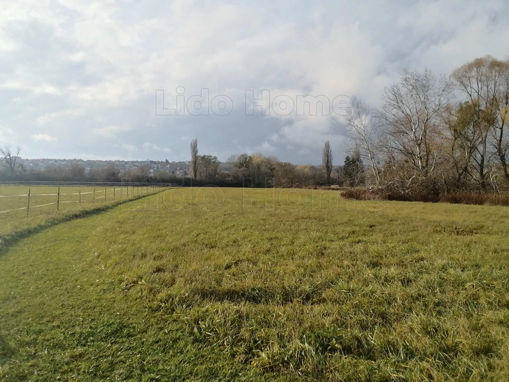 Cserszegtomajon a Club Dobogó Major szomszédságában 2 db kültéri telek eladó.