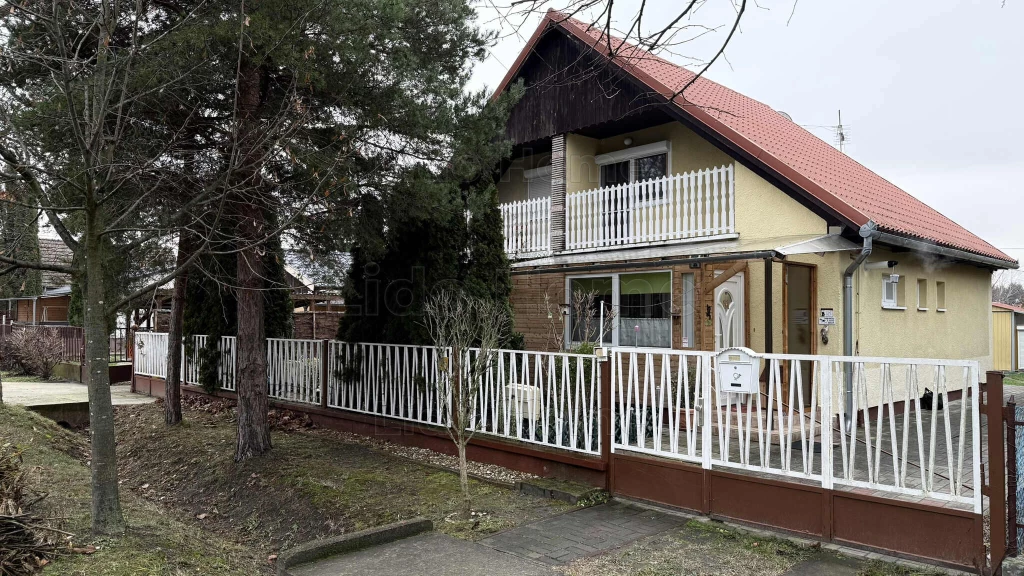 Eladó felújított, ikerfél CSALÁDI HÁZ Balatonkeresztúron.