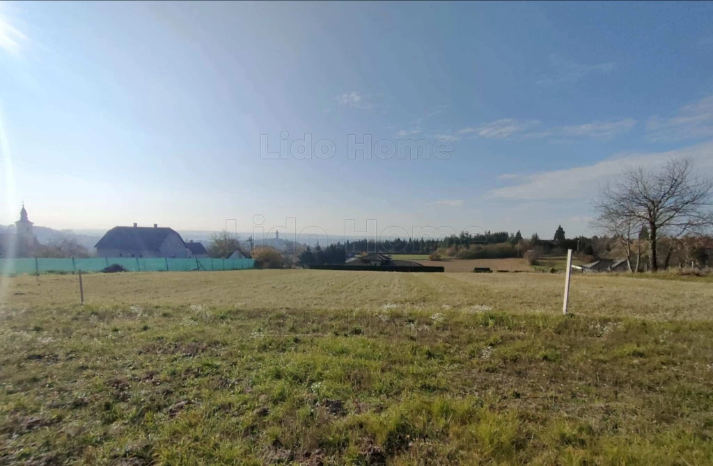 Cserszegtomajon lakóövezeti telek eladó.