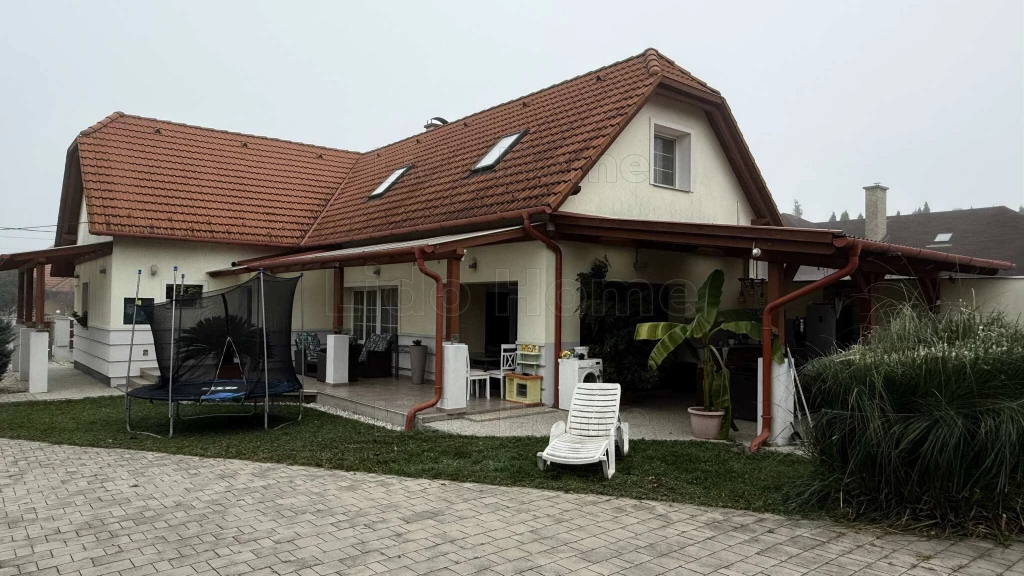 Eladó újszerű CSALÁDI HÁZ Balatonszentgyörgyön.