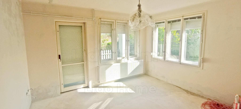 Keszthelyen Balaton közei családi ház eladó.