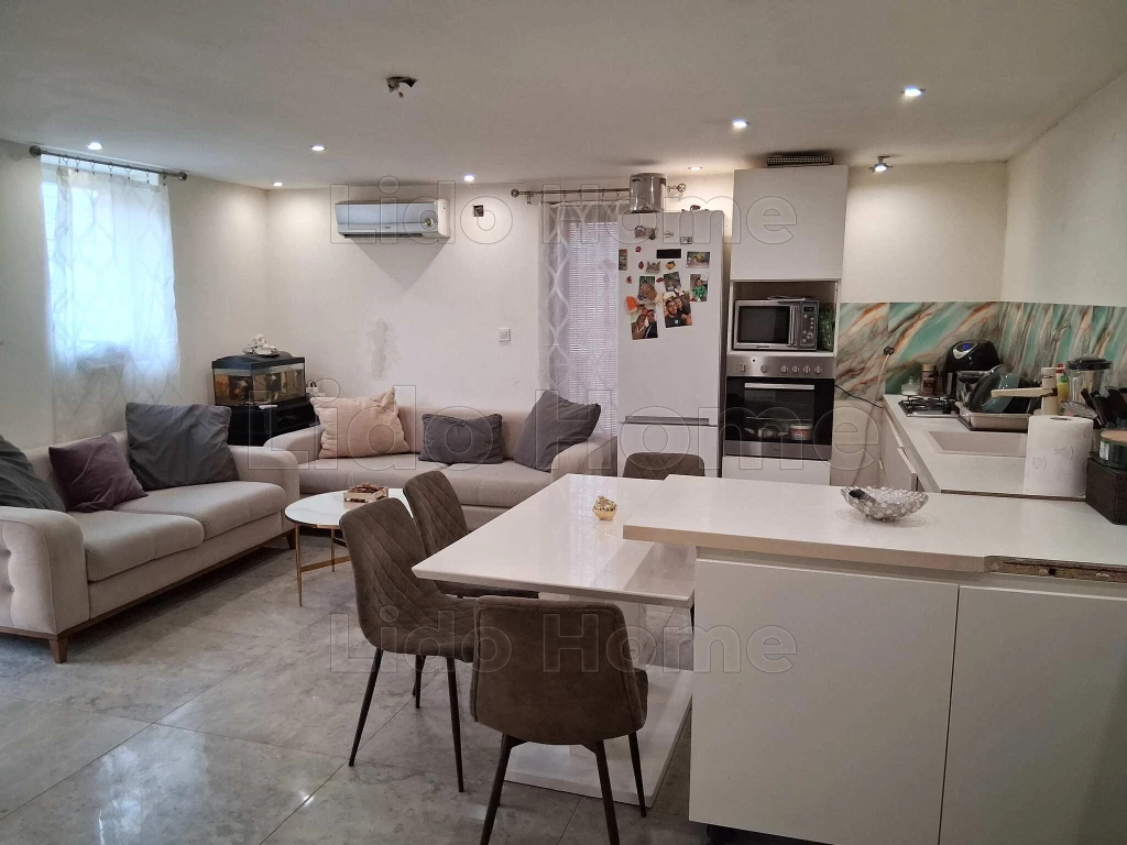 Zalahaláp frekventált részén családi ház eladó!