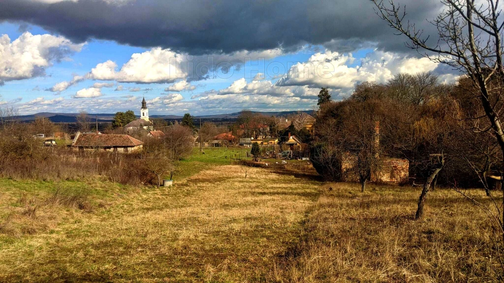 LESENCETOMAJON ZÁRTKERTI INGATLAN ELADÓ!