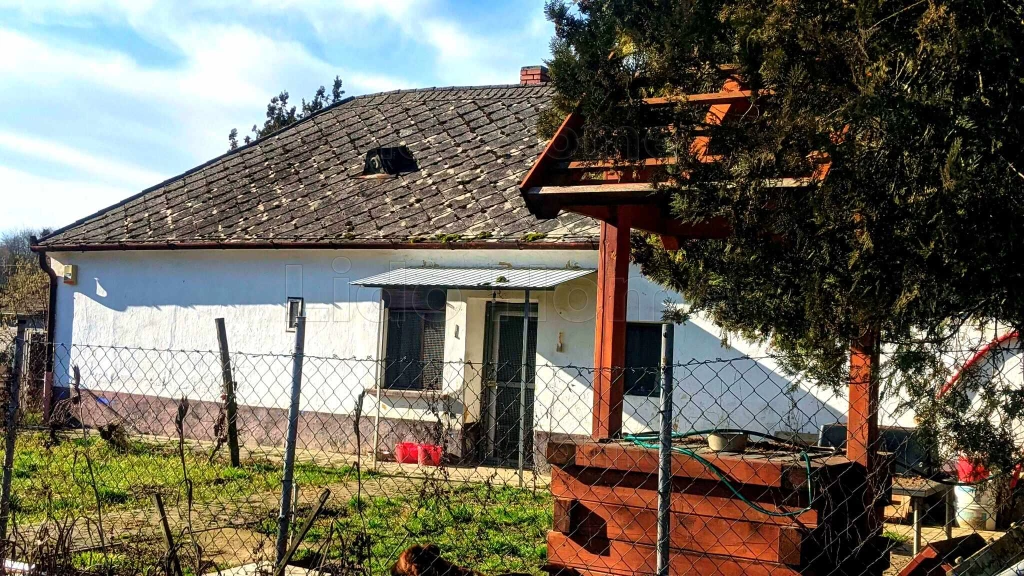 KARMACSON CSALÁDI HÁZ, GAZDÁLKODÁSRA, ÁLLATTARTÁSRA ALKALMAS NAGY TERÜLETTEL ELADÓ!