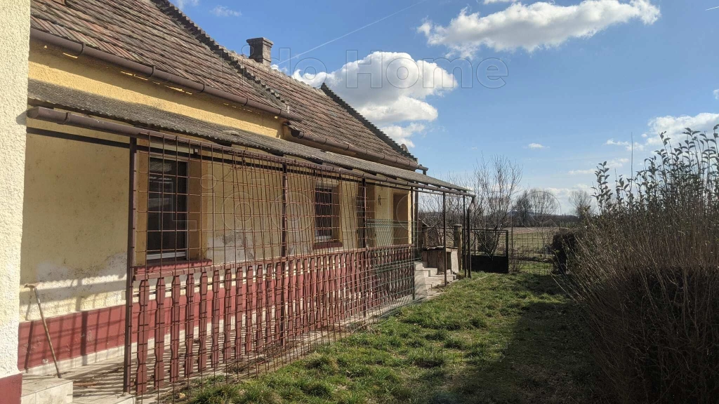 LESENCETOMAJON CSALÁDI HÁZ GAZDASÁGI ÉPÜLETEKKEL, NAGY FÖLDTERÜLETTEL ELADÓ!