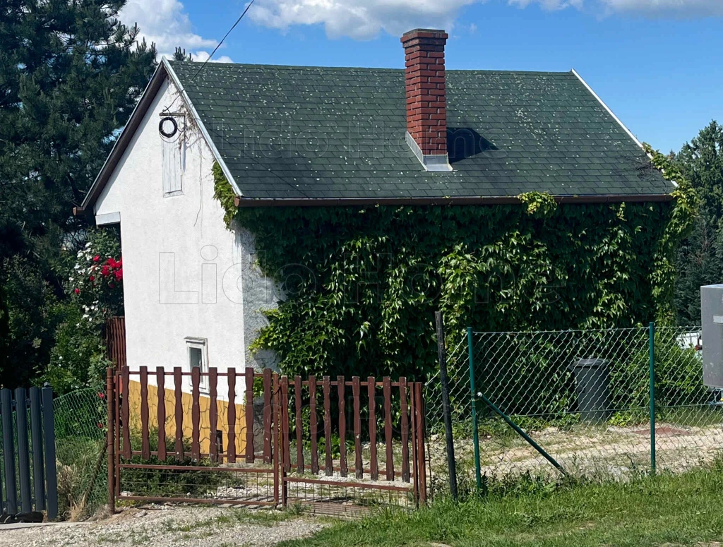 Eladó hangulatos Keszthely-kertvárosi nyaraló.