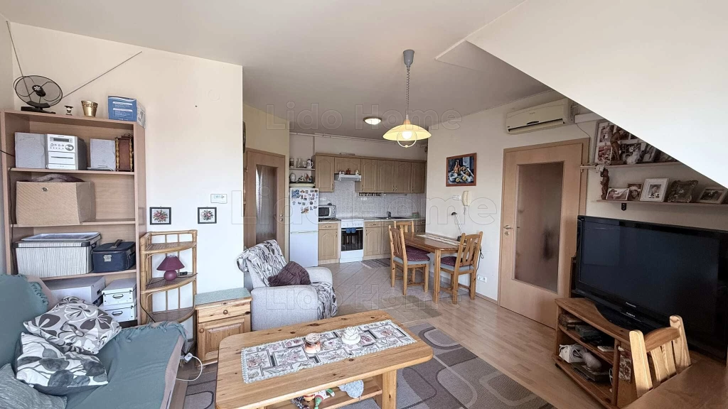 Eladó harmadik emeleti, liftes lakás Hévíz belvárosában.