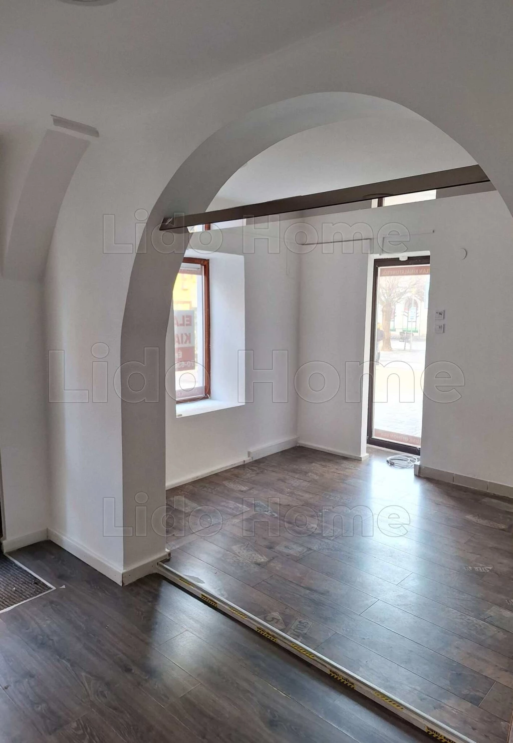 Keszthely sétálóutcájában üzlethelyiség kiadó.