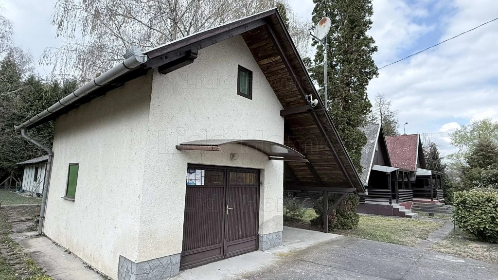 Eladó 3 különálló kétszintes épületből álló nyaraló Balatonberényben.