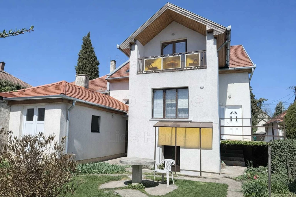 Eladó KÉTGENERÁCIÓS családi ház Keszthelyen.