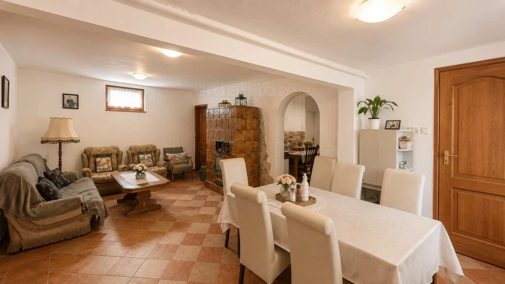 26 m²-es nappali, közel 2000 m²-es telek, nyugodt környezet Kéthelyen.