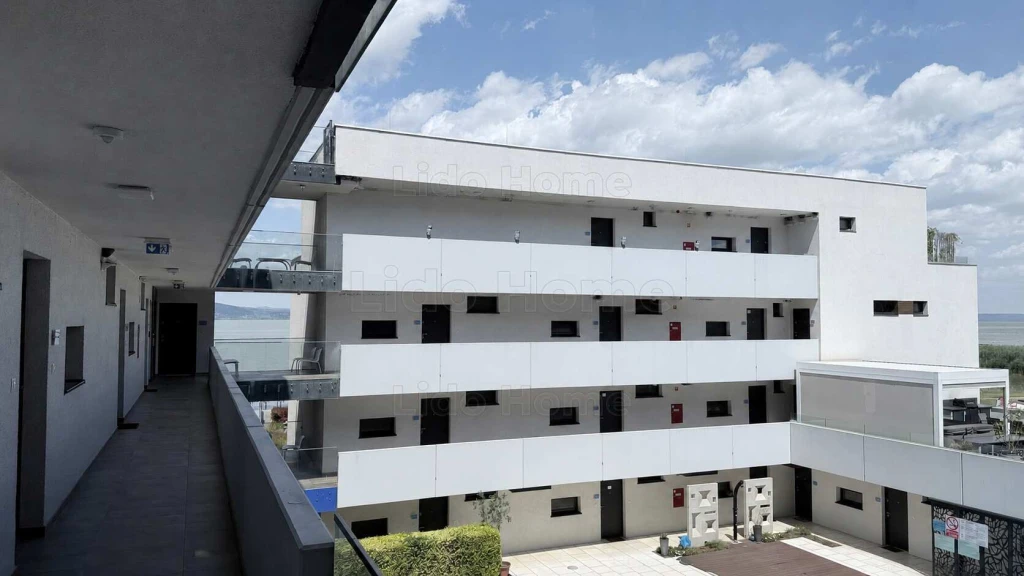 Eladó balatoni panorámás, vízparti, újszerű lakás Fonyódon.