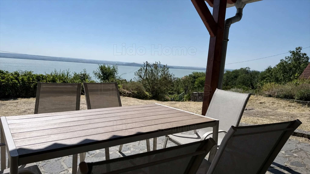 Elképesztő BALATONI PANORÁMA, minőségi nyaraló, borospince, saját szőlős Badacsonytomajban.