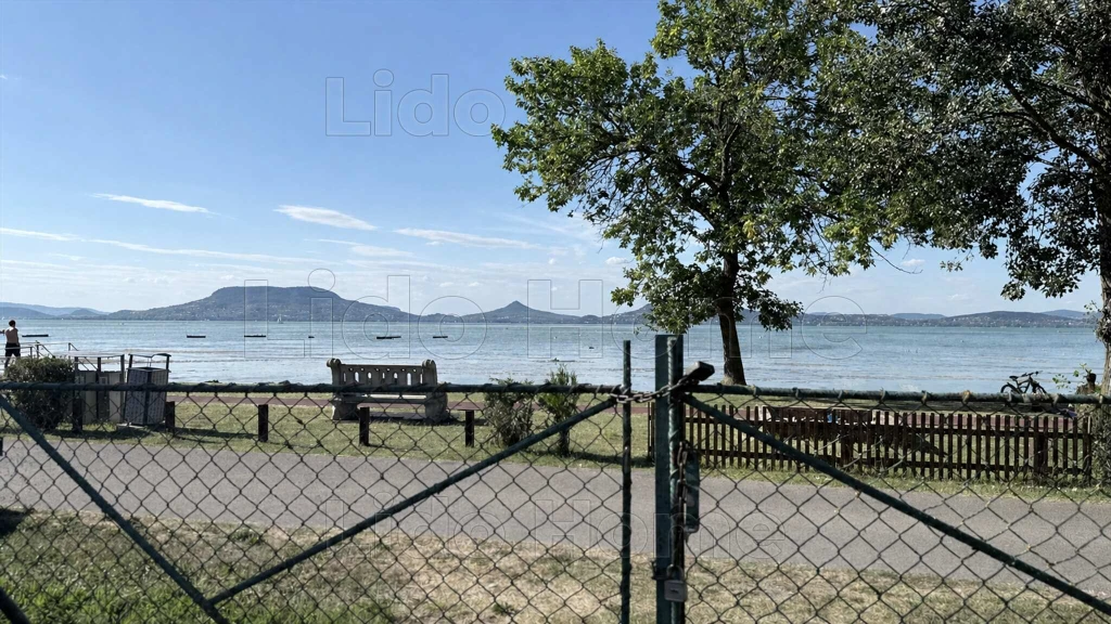 Eladó ikerfél ház közvetlenül a szabadstrandon Fonyódon!
