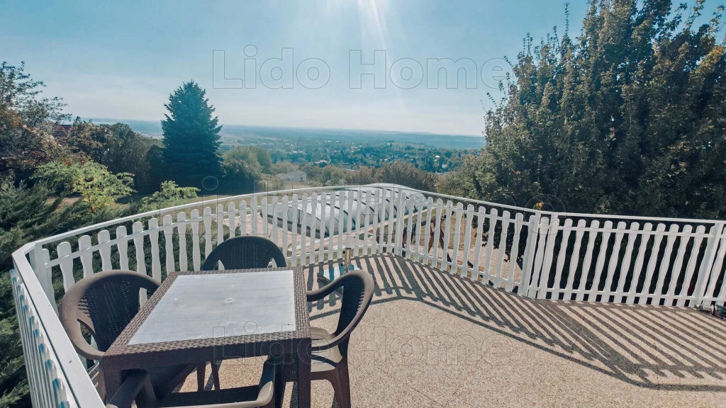 Kiadó Cserszegtomajon, gyönyörű panorámás kérszintes családi ház