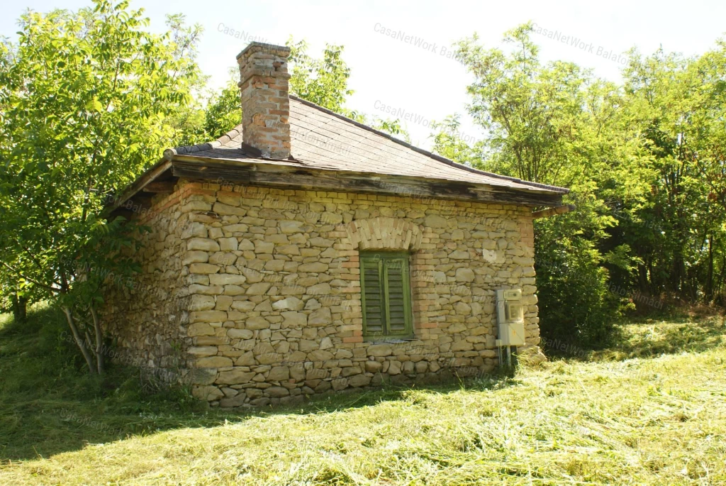 Balatonfőkajári zártkert pincével, helyi kőből épült présházzal eladó