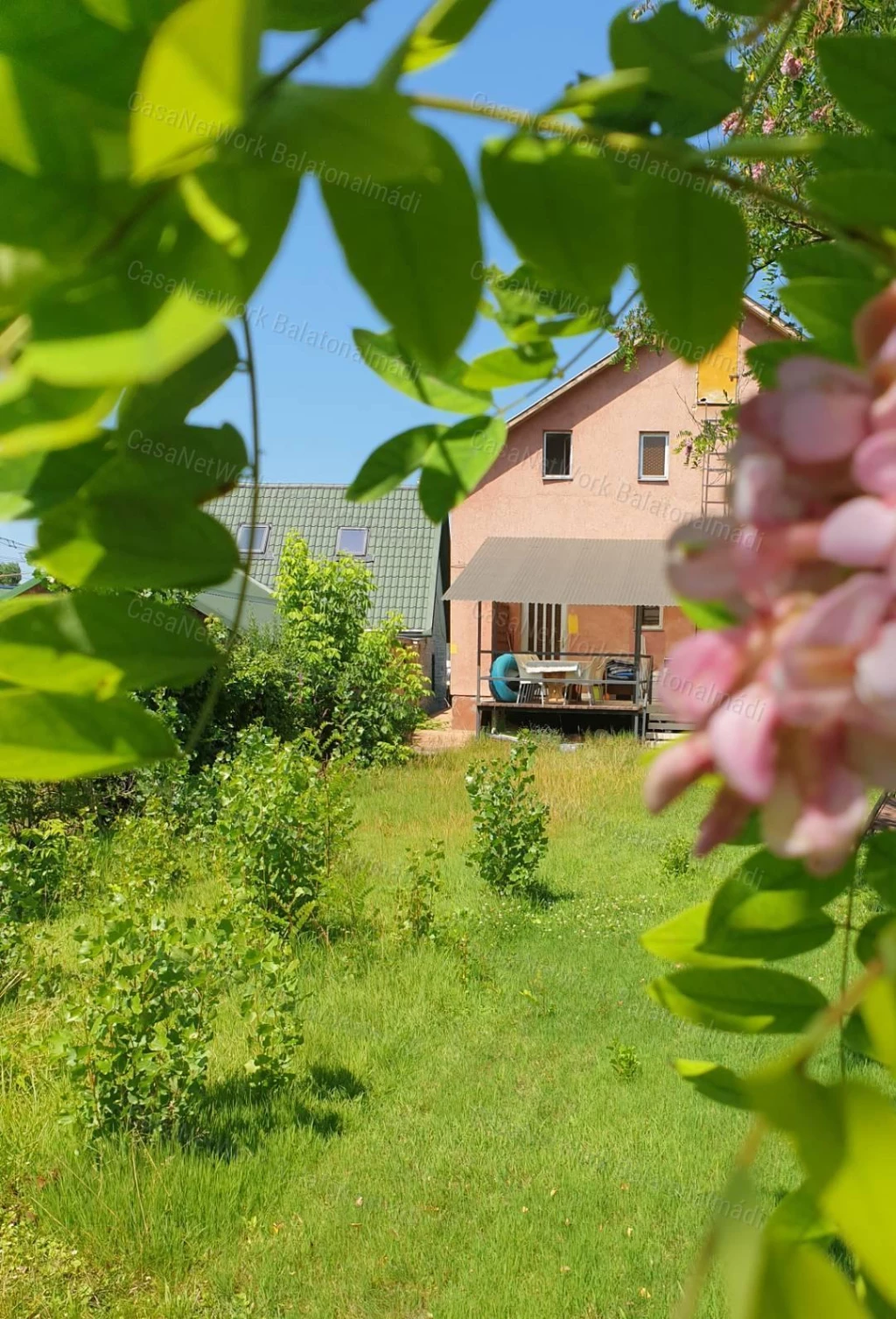 Eladó strandközeli ikerházrész Balatonkenesén!