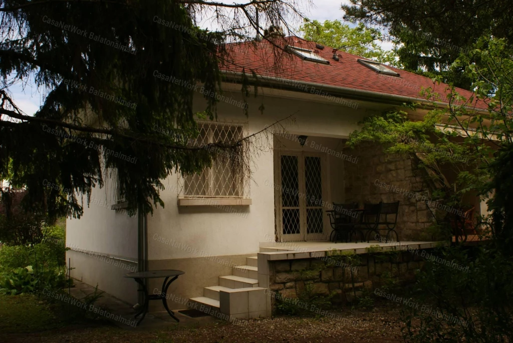 Eladó nyaraló Balatonakarattyán a Kisfalusi sétánytól 3 perc séta távolságra