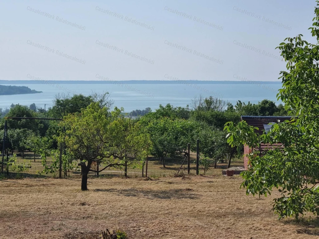 Panorámás zártkert építési engedéllyel eladó Balatonalmádiban!
