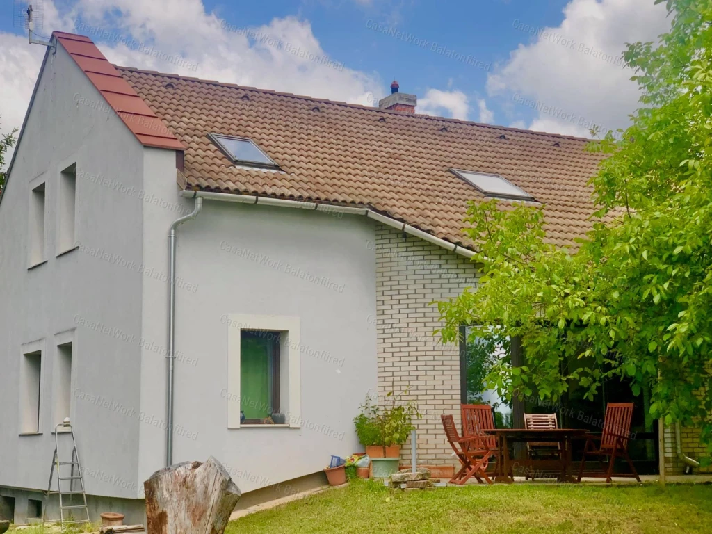 Reggeli kávé-esti borozgatás-csörgedező patak partján- Balatoni Panoráma
