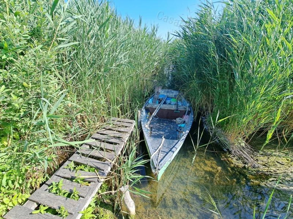 Horgászoknak ideális - eladó vízparti ingatlan BALATONAKALIBAN