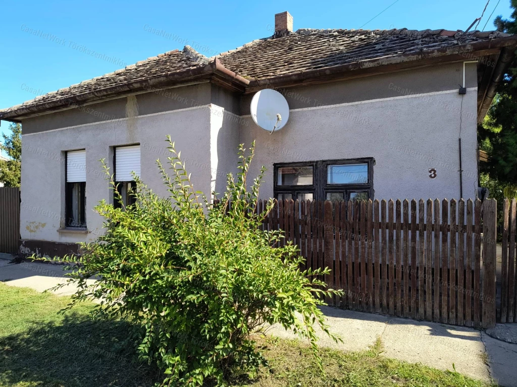 Eladó családi ház Törökszentmiklóson a városközpontban!