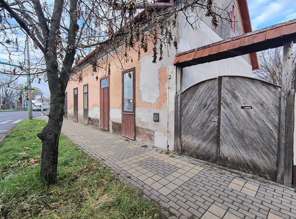 Eladó Üzlethelyiség Törökszentmiklós központjában!