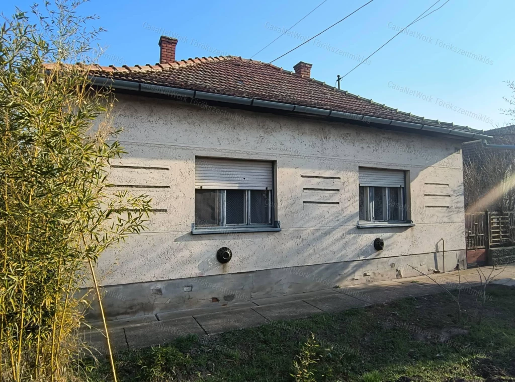 Eladó családi ház Fegyverneken!
