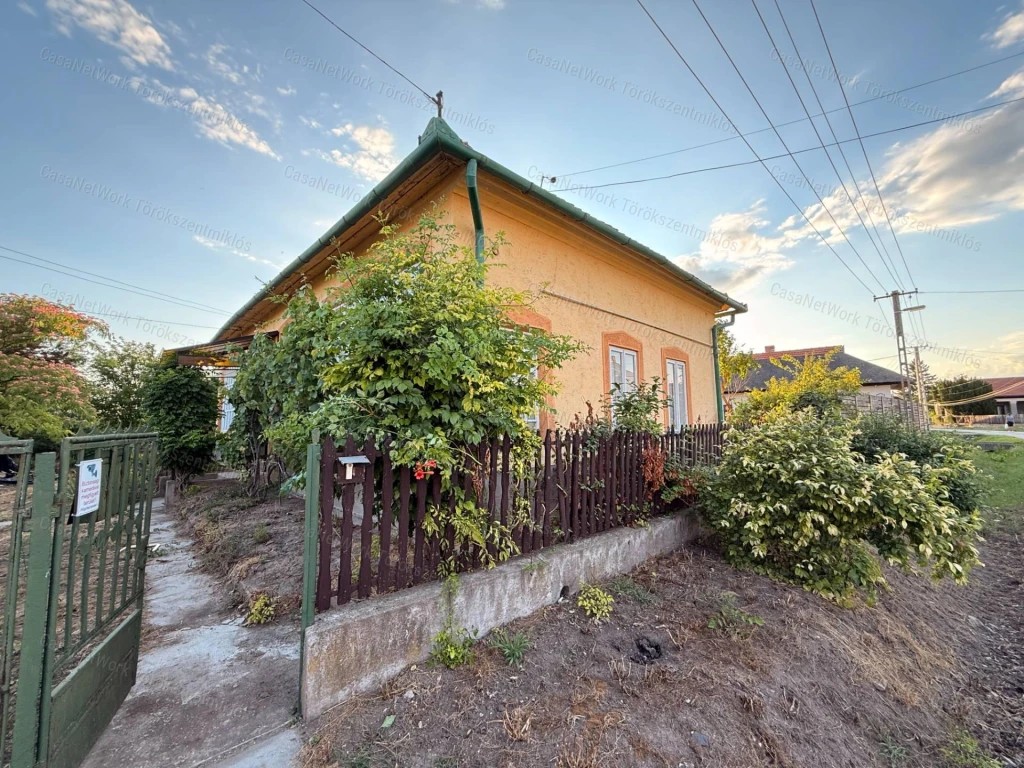 Felújítandó, de stabil parasztház Poroszlón!