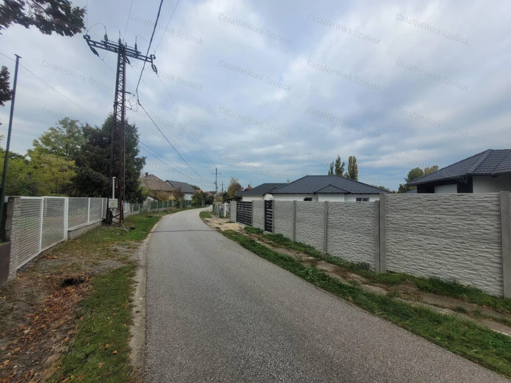 Ikerházak Bicske szívében - csend, kényelem, korszerű otthon