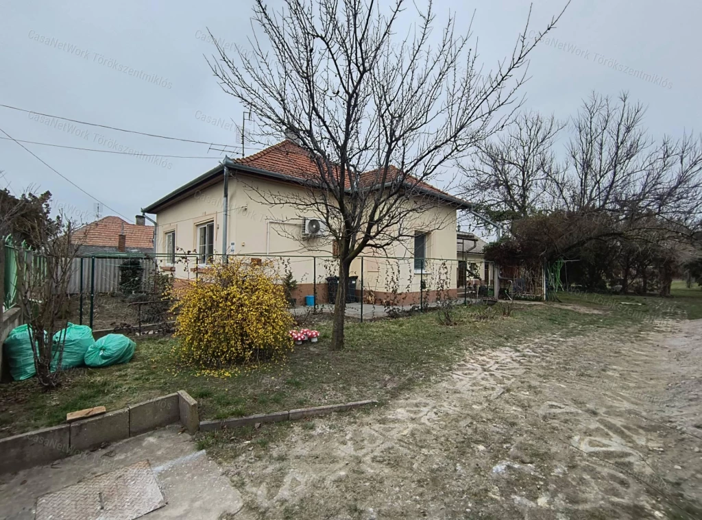 Eladós családi ház Törökszentmiklós központjában!