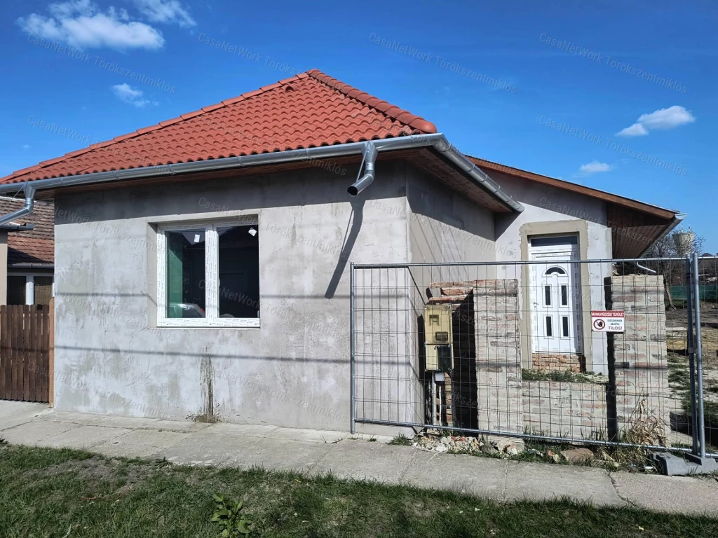 Eladó családi ház törökszentmiklós központjában!