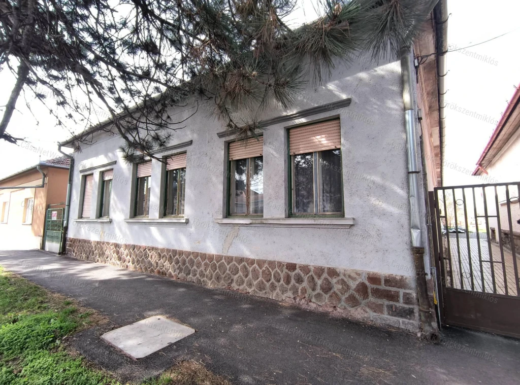 Eladó kétgenerációs családi ház Törökszentmiklós központjában!