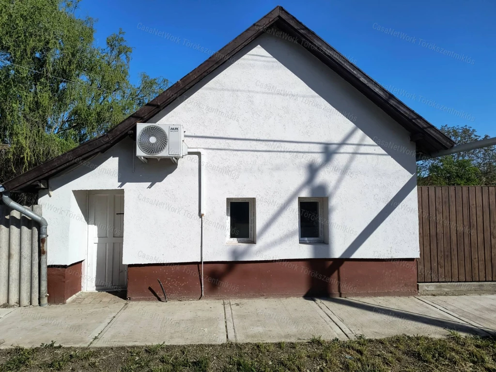 Eladó kis családi ház Törökszentmiklóson az Alvégen!