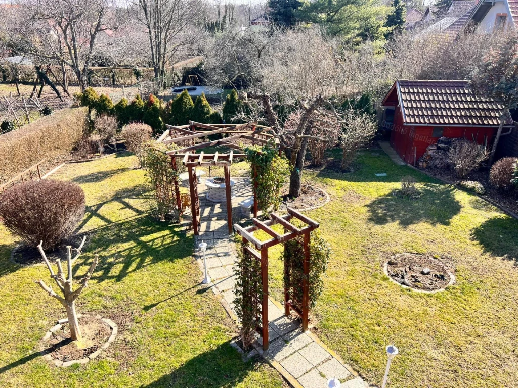 Családi ház 2 otthonnak, népszerű helyen