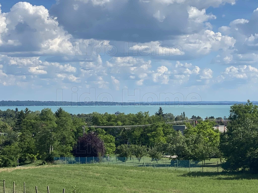 Eladó balatoni panorámás ház Balatonkenesén!