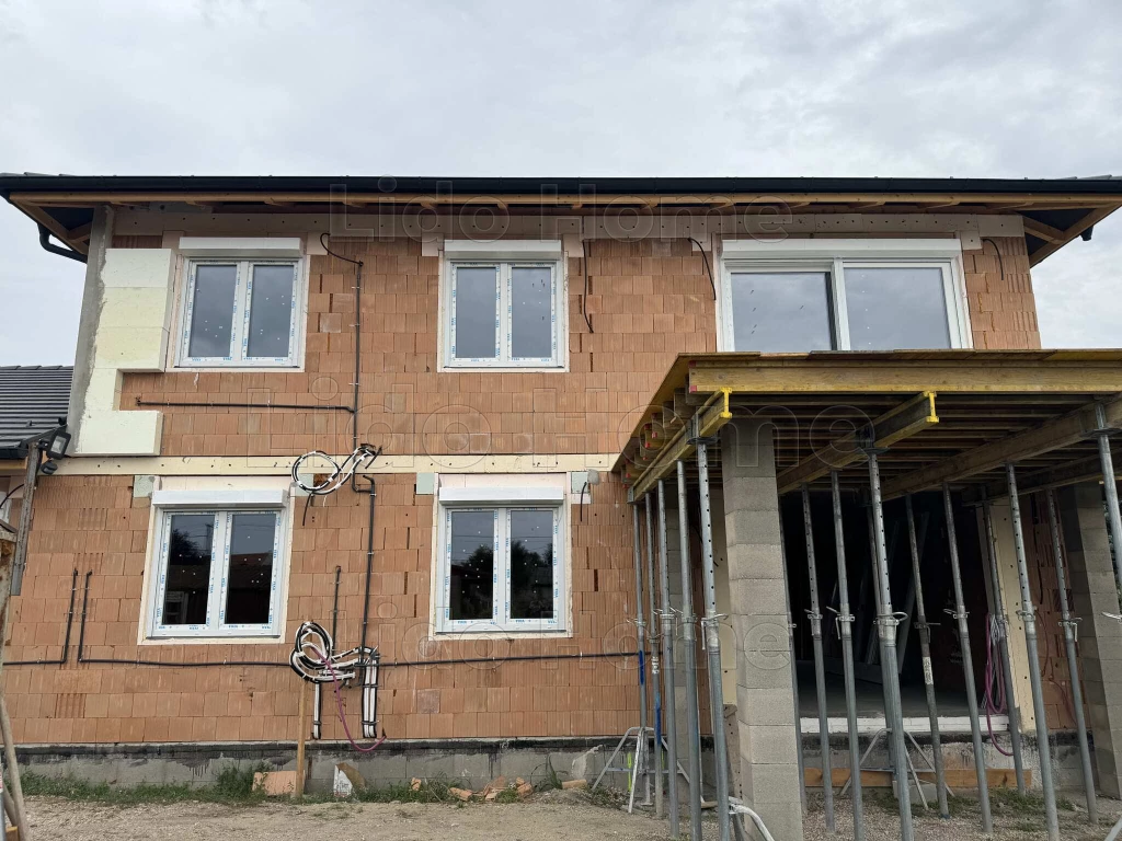 Kertkapcsolatos új építésű lakás Lepsényben!