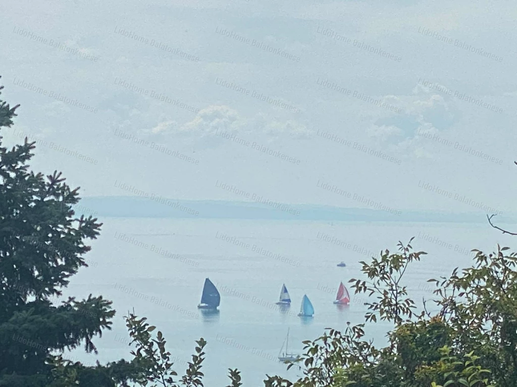 Eladó panorámás lakóház Balatonakarattyán!