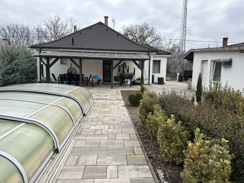 Eladó lakóház parkosított kerttel és medencével Lepsényben!