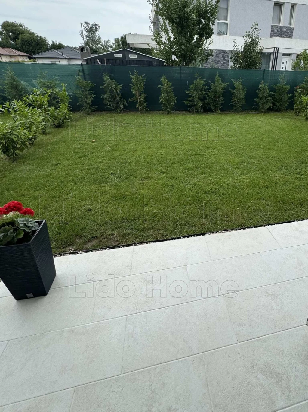 Medencés házban kedvező áron új lakás!